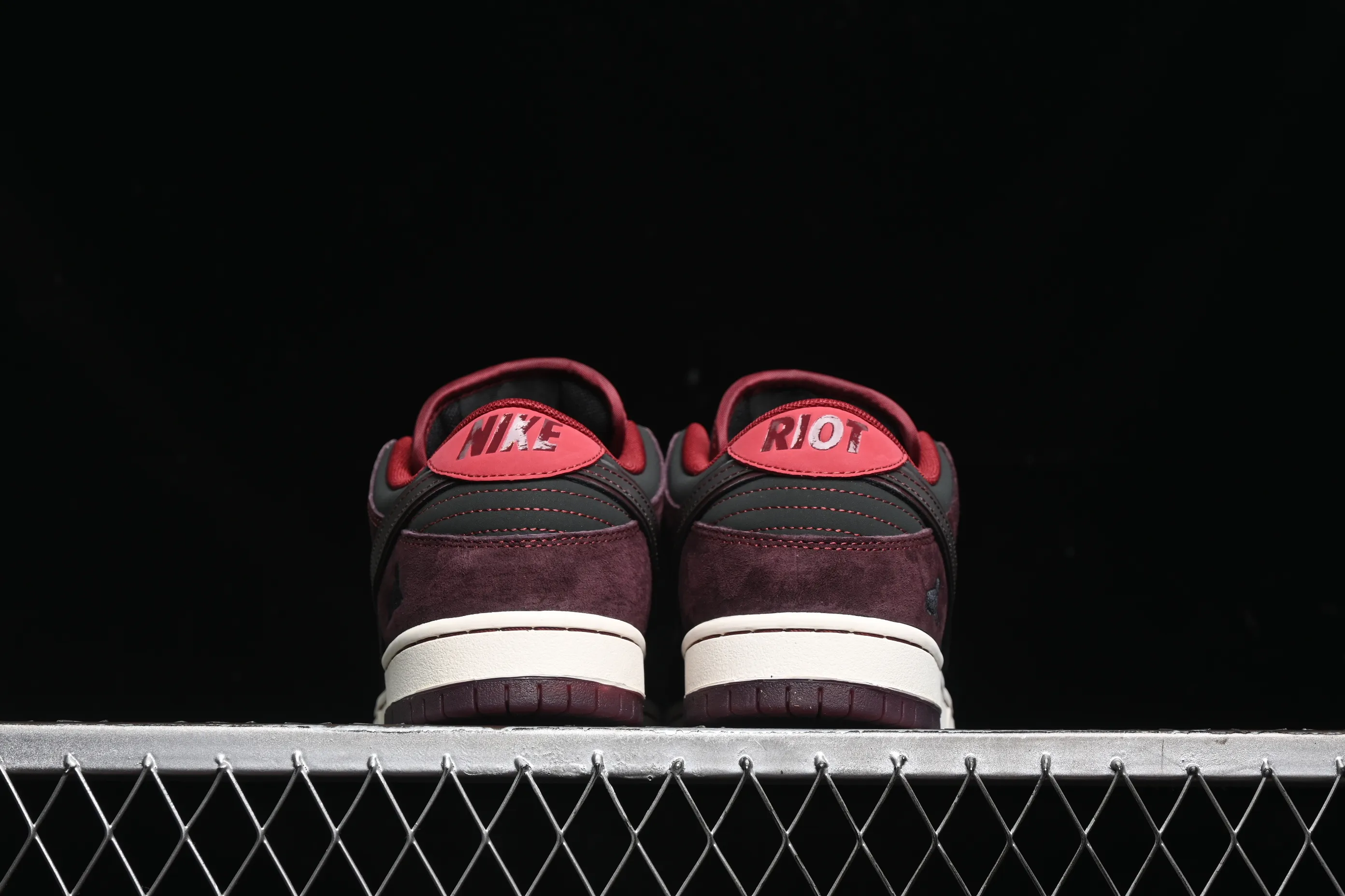 All categories Nk SB Dunk Series Nk SB Dunk Low low-top sneakers Riot Skateshop x Nk SB Dunk Low joint model Bordeaux red low-top casual sneakers FZ1289-200